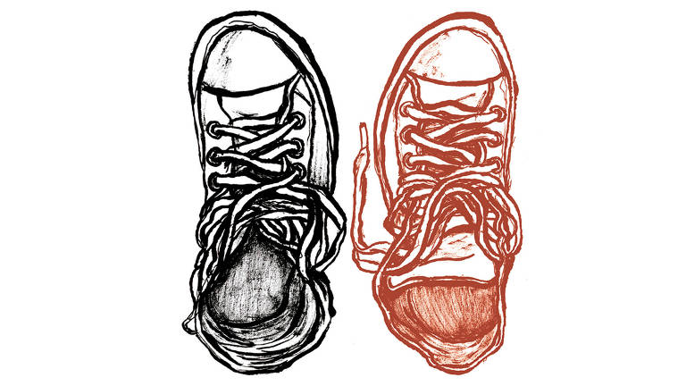 Um par velho de tênis bem velhos e surrados emparelhados, mas  em posições trocadas. O pé direito está à esquerda, representado na cor preta, e o pé esquerdo, está à direita, na cor vermelha.