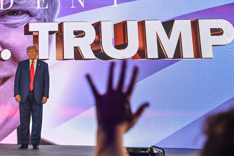 O ex-presidente dos EUA e candidato à Presidência em 2024, Donald Trump, na conferência Turning Point Action USA, em West Palm Beach, na Flórida