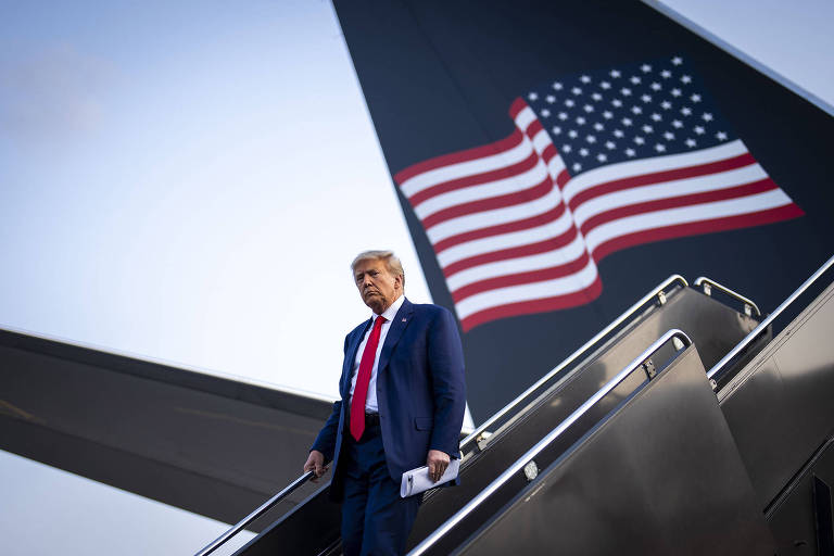 O ex-presidente Donald Trump chega de avião a Newark, em Nova Jersey, nos Estados Unidos