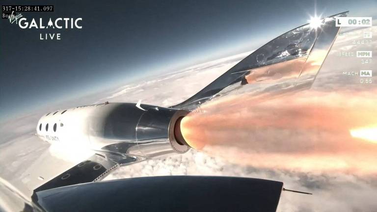 Imagem retirada de vídeo do primeiro voo comercial ao espaço da Virgin Galactic mostra uma turbina ligada 