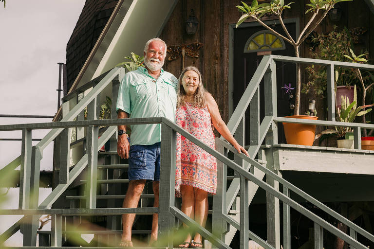 Joel e Deborah Veazey na frente de sua casa geodésica, construída para resistir a ventos com força de furacão, em Pecan Island, em Los Angeles