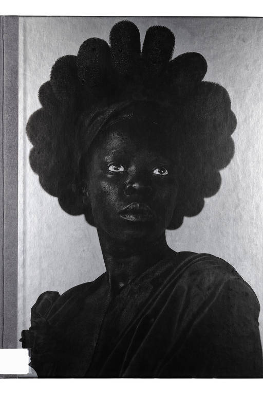 Capa de 'Hail the Dark Lioness', da fotógrafa sul-africana Zanele Muholi