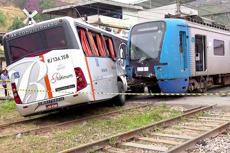 Um ônibus bateu em um trem da Supervia em uma passagem de nível na Estrada Miguel Pereira, em Japeri, na Baixada Fluminense, no fim da madrugada desta terça-feira (18)