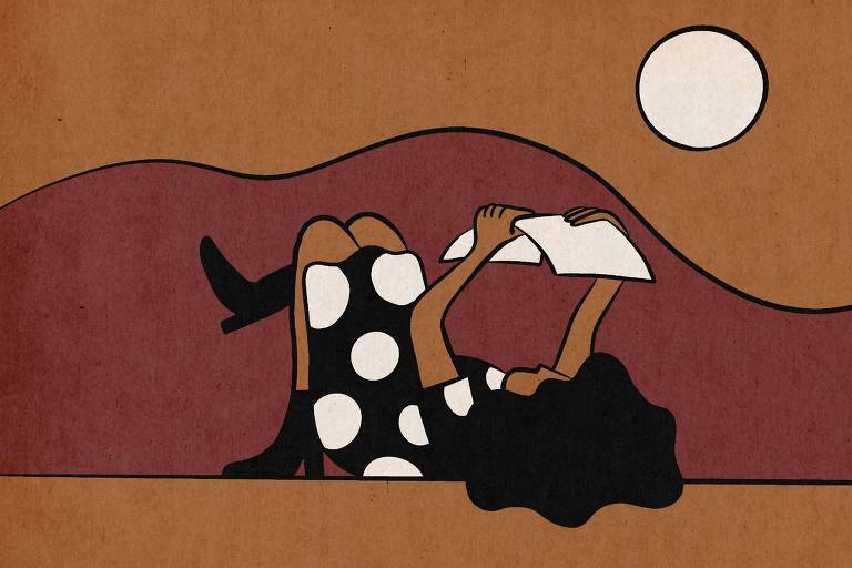Mulher deitada no chão olha para uma folha de papel perto de uma montanha