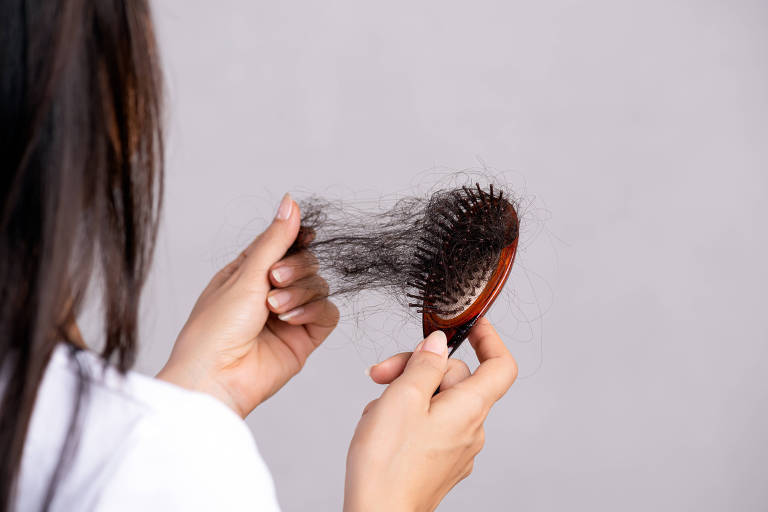Queda de cabelo em excesso pode indicar condição chamada 'eflúvio telógeno'
