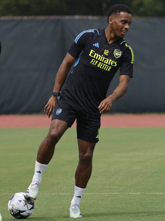O zagueiro Timber põe o pé direito sobre a bola em treinamento do Arsenal em Fairfax, nos Estados Unidos