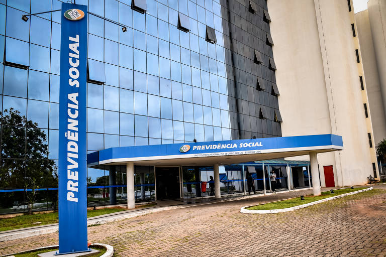 Quem atingiu uma das condições tem o direito adquirido à aposentadoria, que não pode ser retirado pelo governo mesmo em caso de mudanças na Previdência Social, e pode receber pela regra antiga se for mais vantajosa