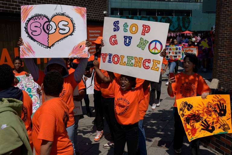 Com cartazes, alunos de uma escola charter de Nova York (EUA) protestam contra a violência armada