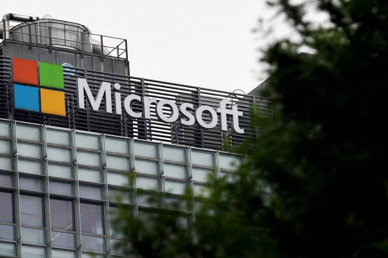 Logo da Microsoft está em fachada de prédio