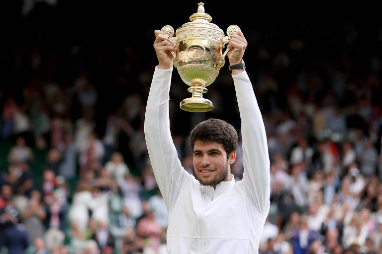 Carlos Alcaraz ergue o troféu de Wimbledon após vitória sobre Djokovic