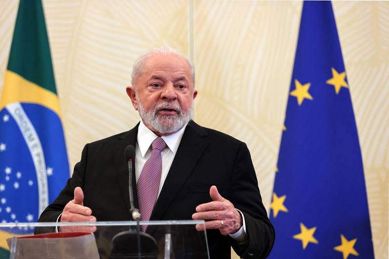 Lula em púlpito frente a bandeiras do Brasil e da União Europeia
