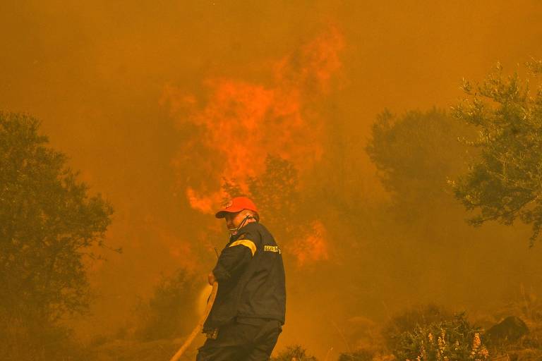 Bombeiros lutam contra incêndio florestal na Grécia; veja fotos de hoje