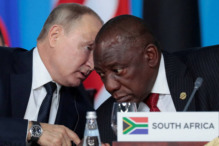 Putin conversa com o sul-africano Cyril Ramaphosa na Cúpula Rússia-África de 2019, em Sochi