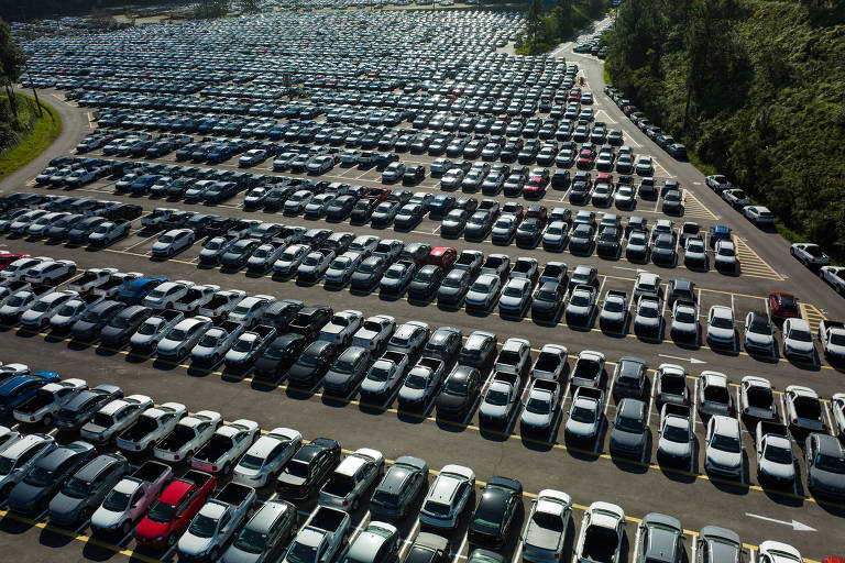 Com alta nas vendas, revendedores de carros refazem previsões para 2023