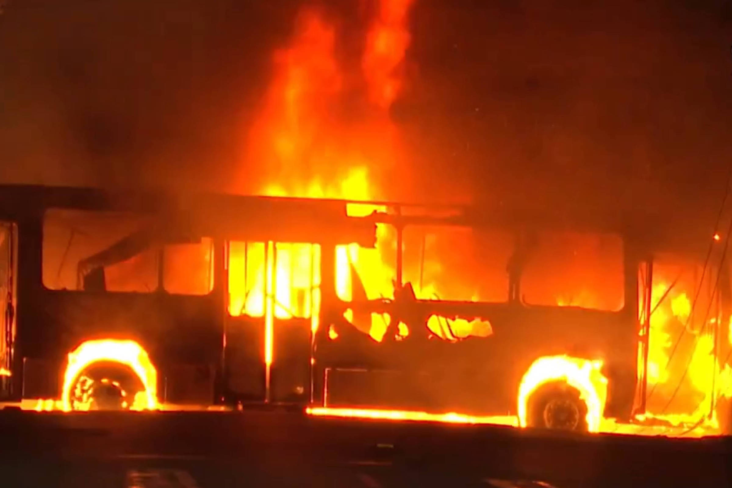 Ônibus com time de futebol pega fogo durante viagem para jogo do Campeonato  Paraibano, Paraíba