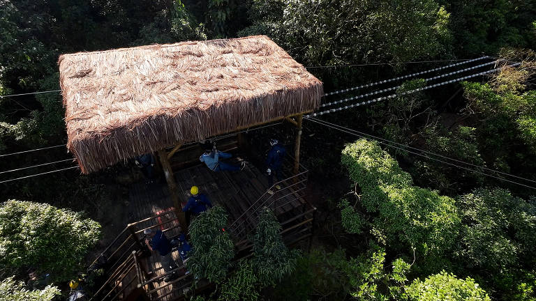 Trecho final da tirolesa, que aterrissa no perímetro de Cubatão