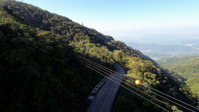 Vista das estradas que, hoje fechadas, são usadas como trilha no Caminhos do Mar