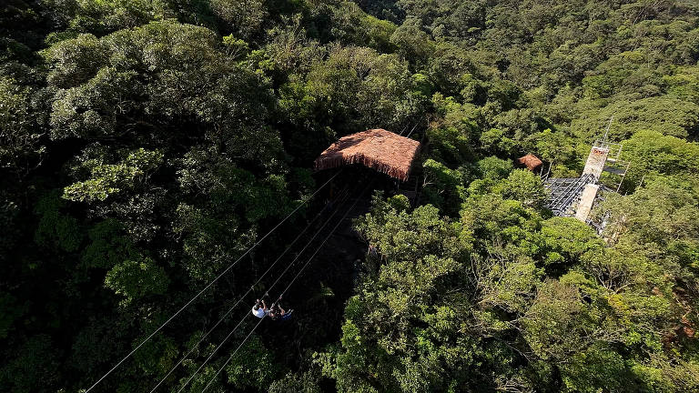 Trecho final da tirolesa, que aterrissa no perímetro de Cubatão