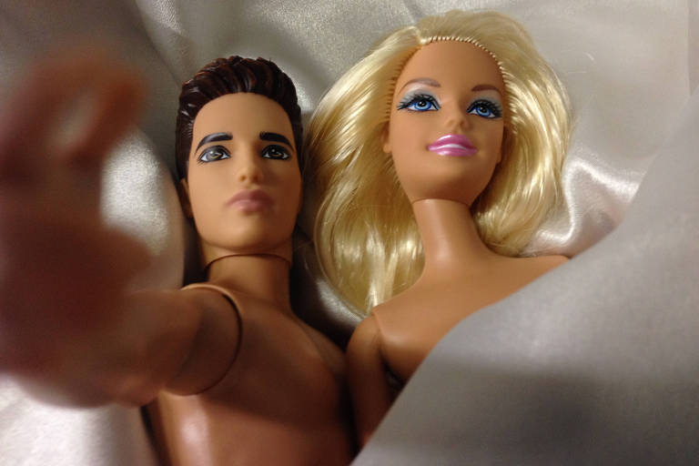 Barbie e Ken deitados na cama