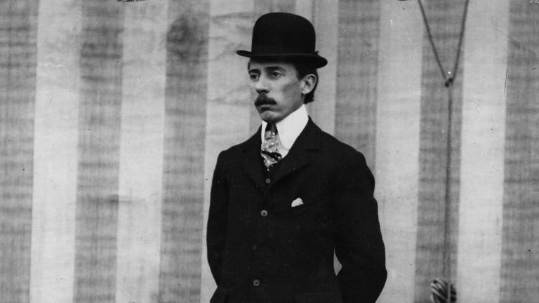 Santos Dumont posa de paletó e chapéu
