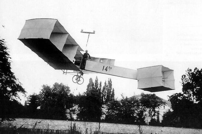 A aeronave 14 Bis, a mais famosa das criações de Santos Dumont