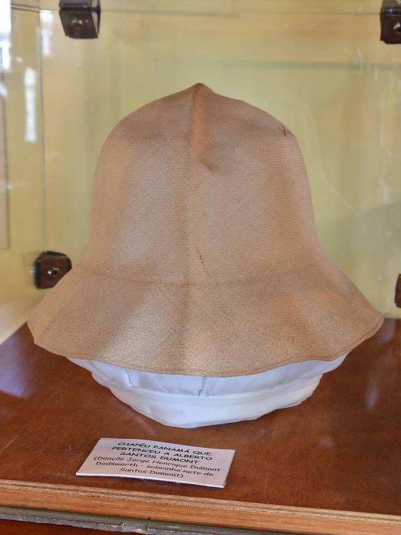 O chapéu de Panamá usado por Santos Dumont é a principal atração do museu