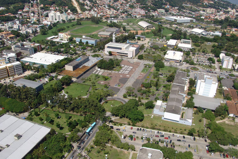 Vista aérea de cidade universitária, com prédios e área verde