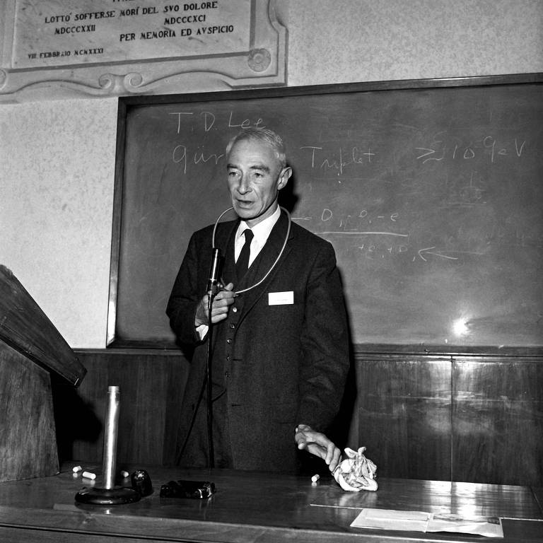 O físico americano Julius Robert Oppenheimer em frente a um quadro negro com fórmulas escritas a giz