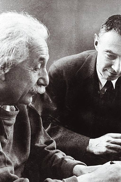O físico alemão Albert Einstein (à esq.) e o físico norte-americano Robert Oppenheimer, os principais responsáveis pela construção das primeiras bombas atômicas da história