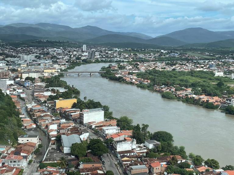  Imagens aéreas mostram áreas alagadas pelo rio Jequiezinho, em Jequié, a cidade com mais mortes violentas do país em 2022