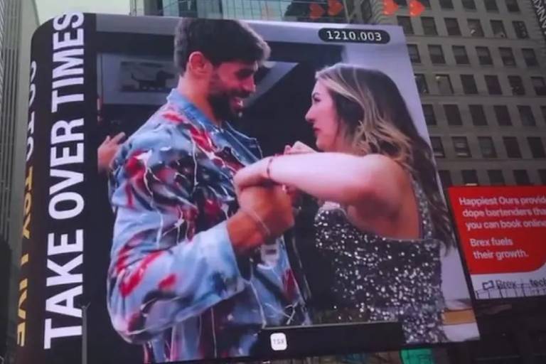 Cara de Sapato e Amanda aparecem em telão da Times Square