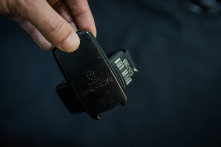 Dados do 17º Anuário de Segurança Pública publicados nesta quinta (20) revelam que 91.632 pessoas estavam sob monitoramento do tornozeleiras eletrônicas em 2022. O contingente cresceu especialmente entre 2019 e 2020 por causa de uma recomendação do CNJ (Conselho Nacional de Justiça) para reduzir a infecção de detentos em meio à pandemia de Covid-19. Na foto, tornozeleiras eletrônicas usadas no sistema prisional do estado de São Paulo