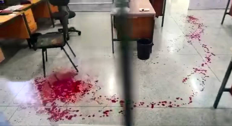 Sangue no chão após um adolescente de 14 anos esfaquear uma funcionária da Escola Estadual Maria de Lourdes Vieira, no Parque Paulistano, em São Paulo, em 23 de novembro de 2021. Levantamento mostra que as aulas de 669 escolas públicas do país foram interrompidas por episódios de violência em 2021. Tiroteio no entorno, roubo, vandalismo, ameaça e ataque estão entre os motivos pelos quais as unidades tiveram de parar as atividades letivas