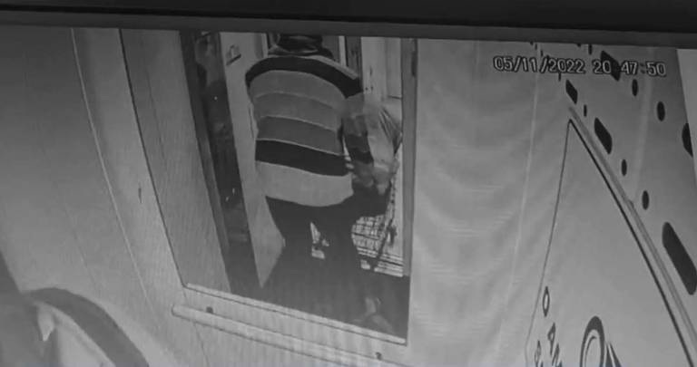 O Brasil teve 1.400 feminicídios em 2022, número que representou alta de 6,6% em relação a 2021, quando foram contabilizados 1.300 casos, segundo dados do levantamento. Na imagem, o ex-lutador Luis Paulo Lima dos Santos, 44, preso pela morte da esposa Ellida Tuane Ferreira da Silva Santos, 26, em SP; câmera de elevador registrou retirada de corpo com carrinho de compras