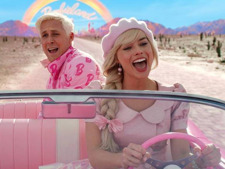 ena do filme com Barbie e Ken em carro rosa 
