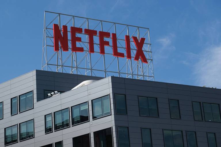 Letreiro com o logo da Netflix no topo de um escritório da companhia em Hollywood, na Califórnia (EUA).