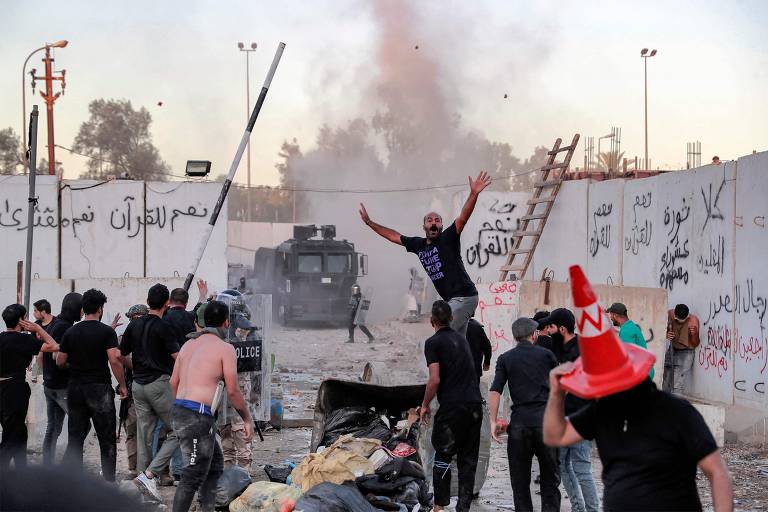 Manifestantes invadem embaixada da Suécia em Bagdá, em julho