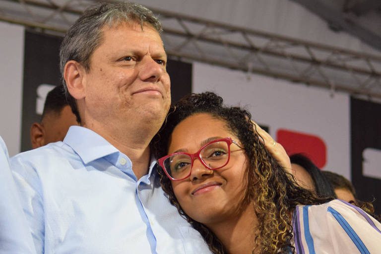 A secretária da Mulher, Sonaira Fernandes, ao lado do governador Tarcísio de Freitas durante inauguração de hospital em São Bernardo do Campo (SP)