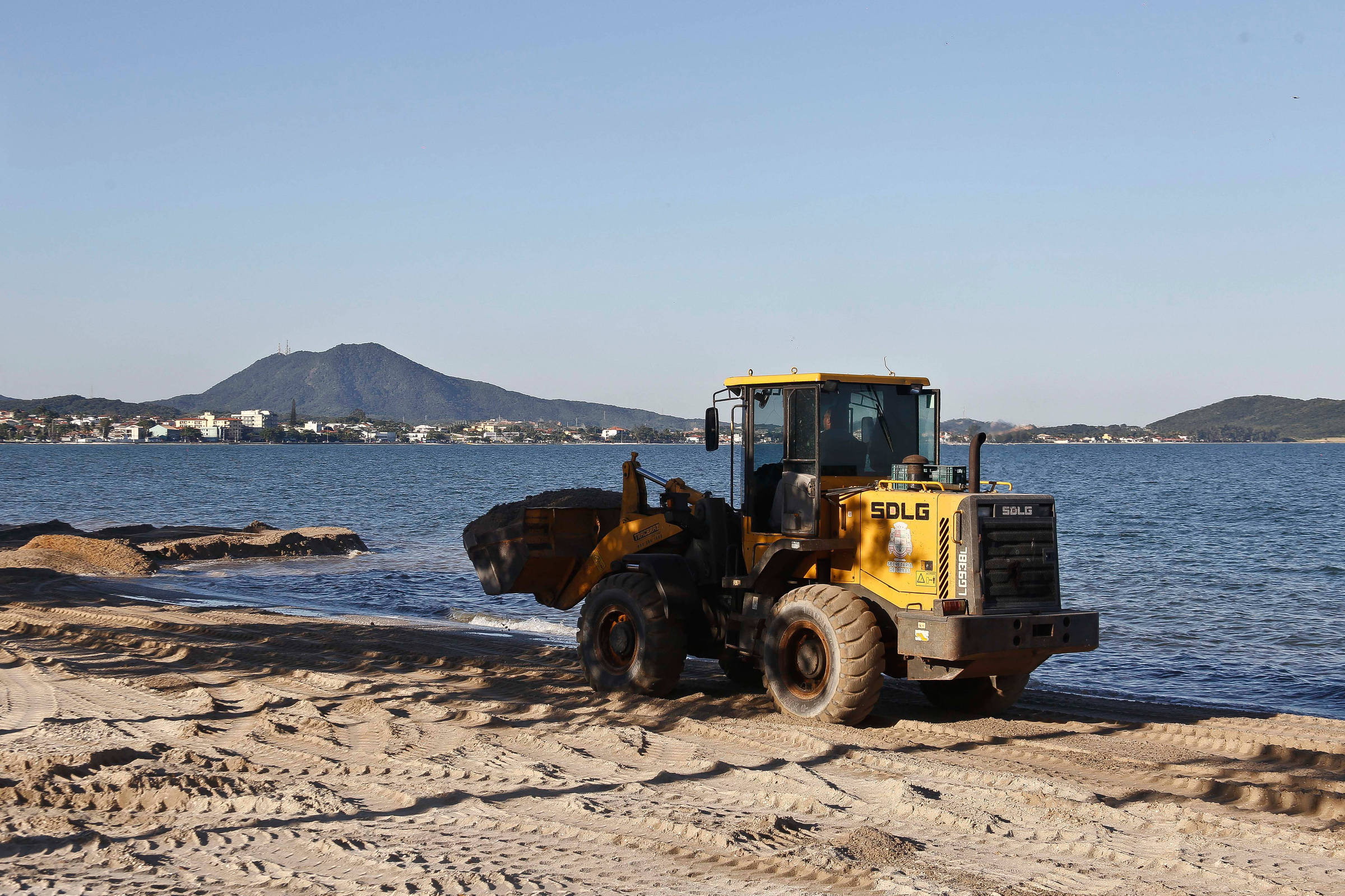 Draga usada em alargamento de praia em SC carrega o mesmo que 200 caminhões  de areia por viagem, Santa Catarina