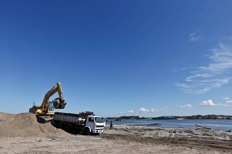 Draga usada em alargamento de praia em SC carrega o mesmo que 200 caminhões  de areia por viagem, Santa Catarina