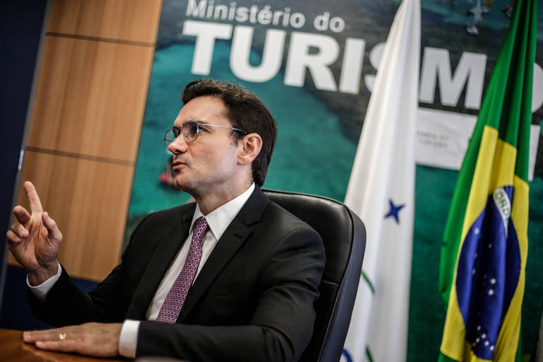 Ministro do Turismo, Celso Sabino, em seu gabinete