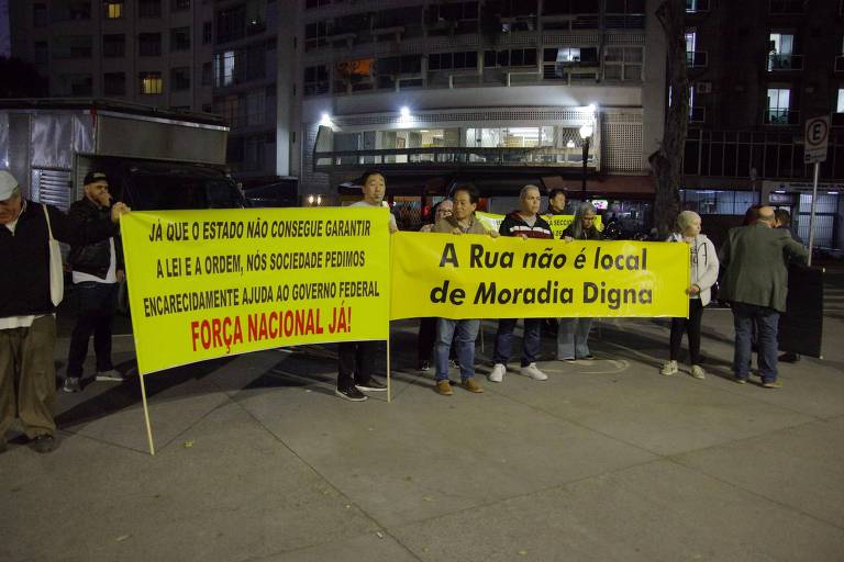 Moradores do centro de São Paulo protestam contra a presença da cracolândia na região 