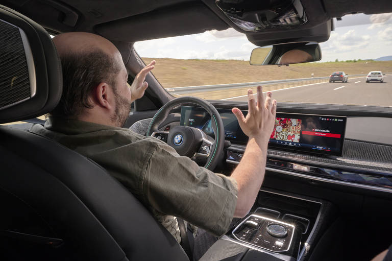 Repórter Ricardo Ribeiro testa veículo autônomo nível 3, da BMW