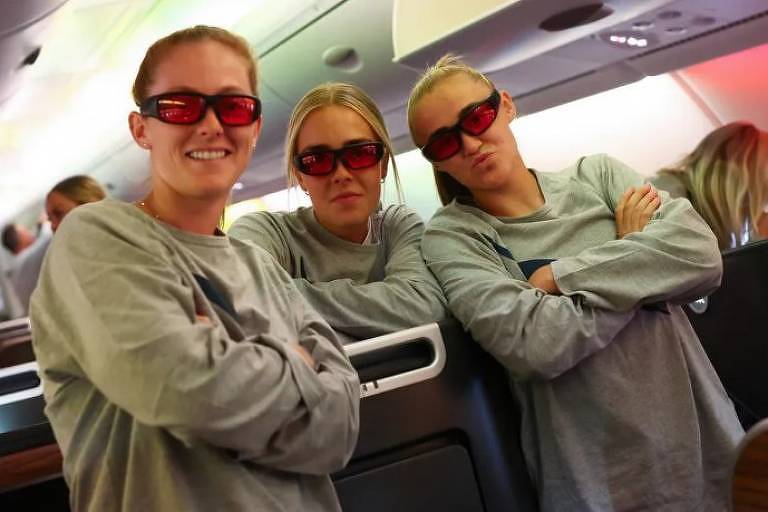 Jogadoras da seleção inglesa usam óculos que promete reduzir efeitos do "jet lag"