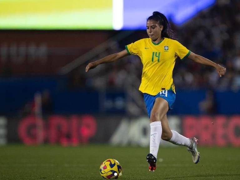 Usando a camisa com o número 14, a zagueira Lauren conduz a bola em partida da seleção brasileira