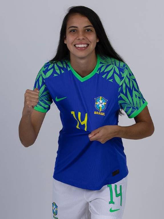 Mostrando o número 14 na camisa azul da seleção brasileira, a zagueira Lauren vibra em foto em Gold Coast, na Austrália