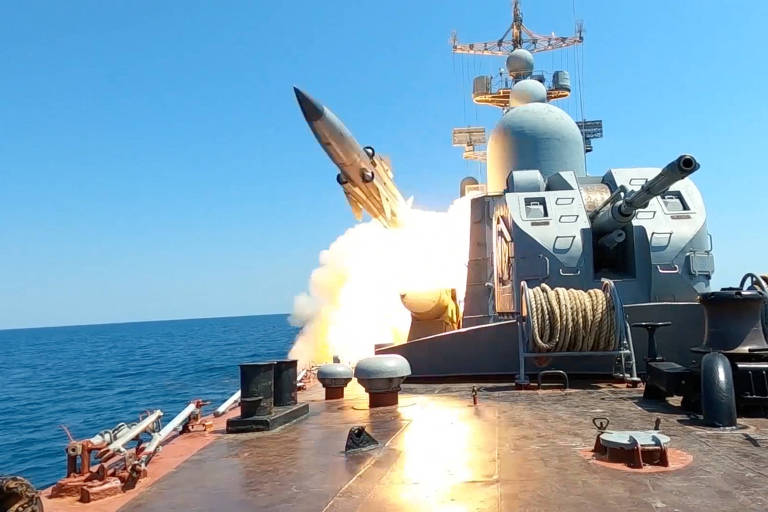 Rússia dispara mísseis em exercício militar no Mar Negro; veja fotos de hoje