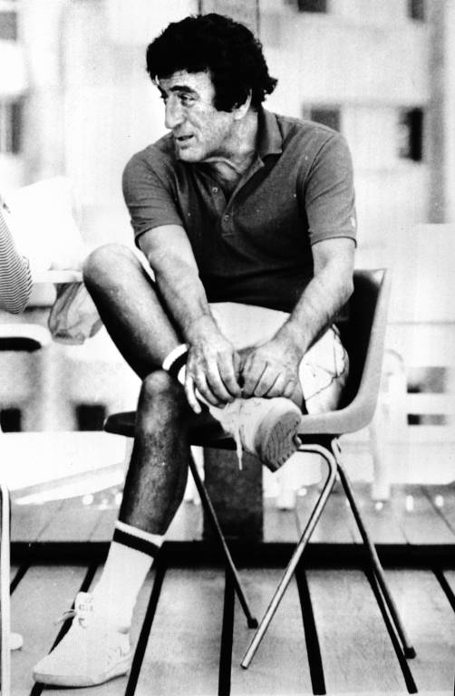 O cantor de jazz americano Tony Bennett se prepara para jogar tênis