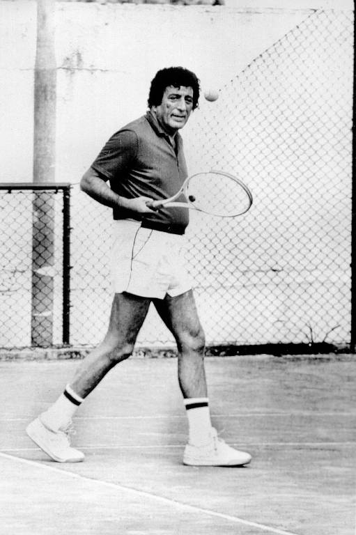 O cantor de jazz americano Tony Bennett se prepara para jogar tênis