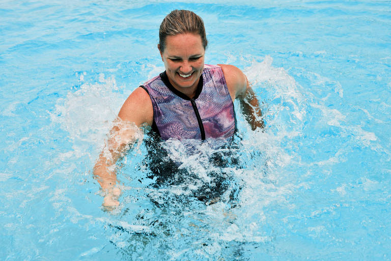 Laurie Denomme demonstra um exercício aquático na piscina 